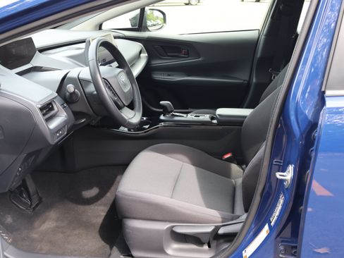 Certified 2025 Toyota Prius LE FWD image 21
