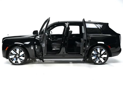 New 2026 Rolls-Royce Cullinan AWD/4WD image 3