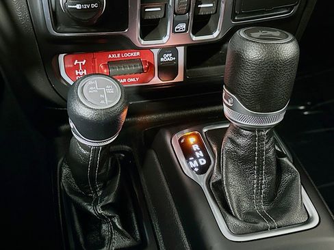 Used 2024 Jeep Wrangler Unlimited AWD/4WD image 7