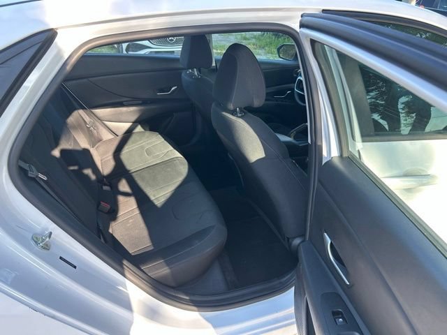 Used 2021 Hyundai Elantra SE FWD image 8