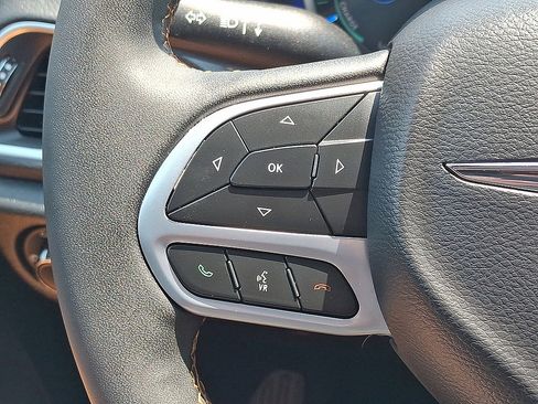 Used 2023 Chrysler Pacifica Pinnacle FWD image 17