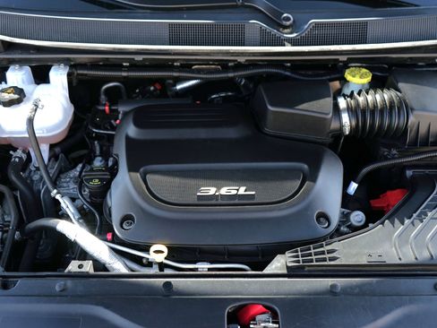 Used 2018 Chrysler Pacifica Touring-L FWD image 37