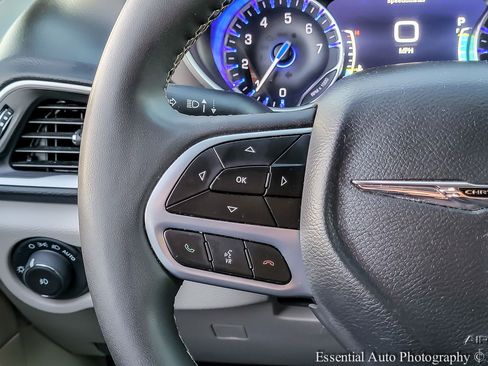 Used 2024 Chrysler Pacifica Touring-L image 15