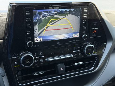 Used 2022 Toyota Highlander Limited FWD image 18