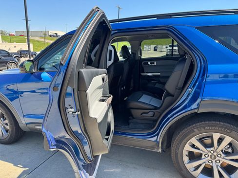Used 2023 Ford Explorer XLT w/ Equipment Group 202A AWD/4WD image 4