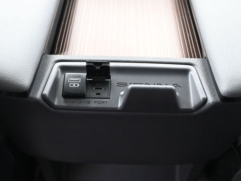 Used 2021 Toyota Sienna XLE image 20