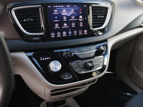 Used 2018 Chrysler Pacifica Touring Plus image 20