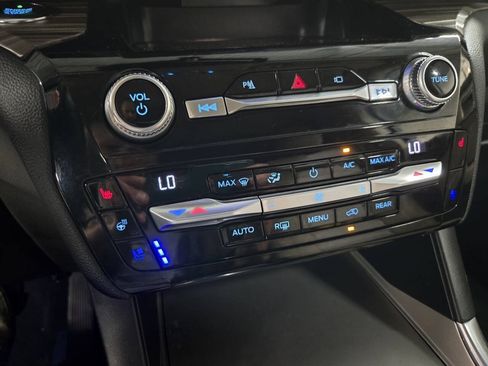 Used 2021 Ford Explorer Limited w/ Equipment Group 301A RWD image 18