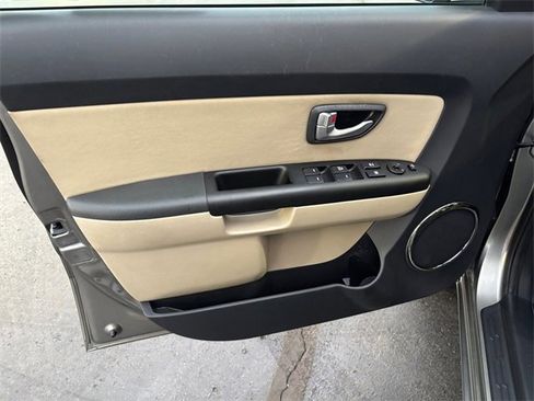 Used 2013 Kia Soul ! w/ Premium Pkg image 17