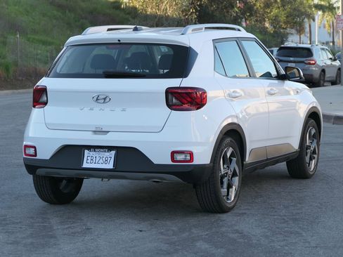 Used 2025 Hyundai Venue SEL image 2