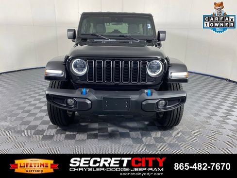 Used 2024 Jeep Wrangler Unlimited w/ Convenience Group AWD/4WD image 2