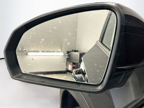 Used 2023 Volkswagen Taos SE w/ Panoramic Sunroof Package AWD/4WD image 16