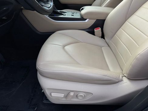 Used 2023 Toyota Highlander XLE image 39