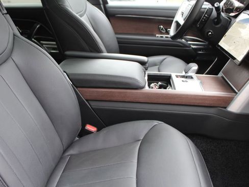 Used 2025 Land Rover Range Rover SE image 3