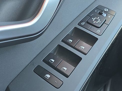 Used 2023 Kia Niro SX Touring image 14