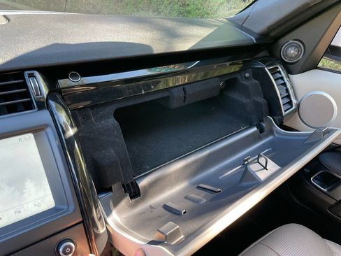 Used 2020 Land Rover Discovery SE image 40