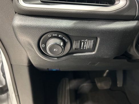 Used 2025 Chrysler Pacifica Select FWD image 14