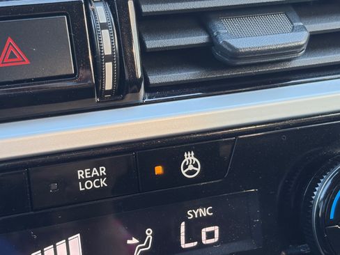 Used 2024 Nissan Pathfinder SL w/ Black Appearance Package FWD image 20