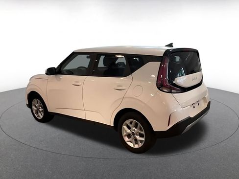 Used 2025 Kia Soul LX w/ LX Technology Package FWD image 9