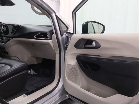 Certified 2024 Chrysler Pacifica Touring-L FWD image 11