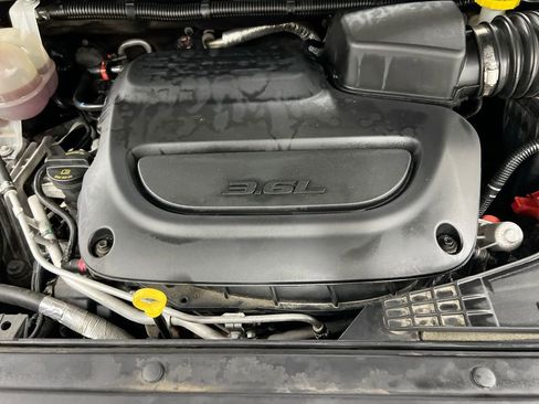 Used 2023 Chrysler Pacifica Limited FWD image 25