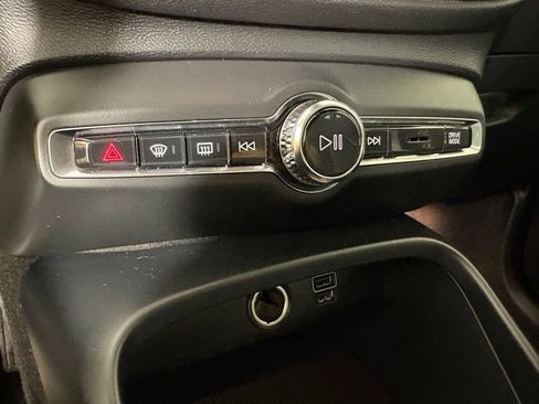 Used 2021 Volvo XC40 T5 Momentum image 29