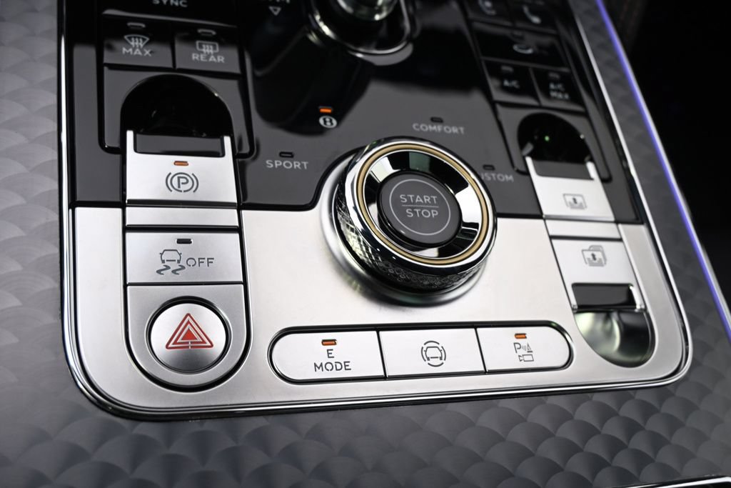 Used 2025 Bentley Flying Spur Plug-In Hybrid AWD/4WD image 35