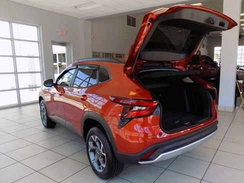Used 2024 Chevrolet Trax LT w/ Driver Confidence Package FWD image 6