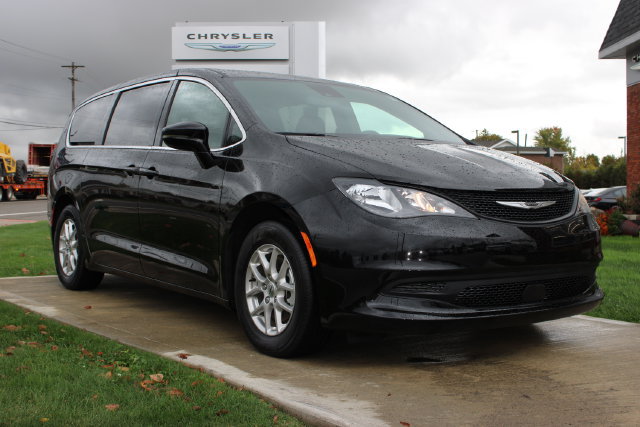Used 2025 Chrysler Voyager LX FWD image 5