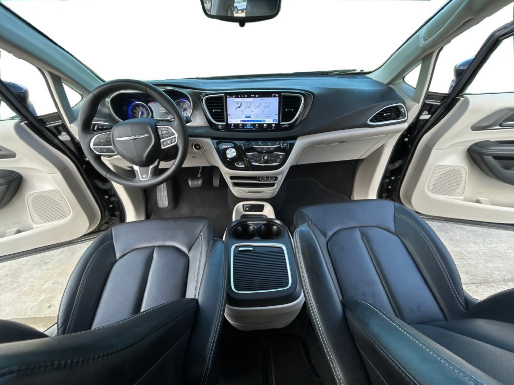 Used 2024 Chrysler Pacifica Touring-L FWD image 12
