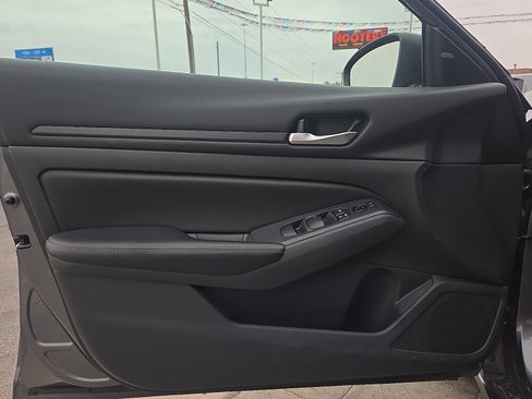 Used 2025 Nissan Altima 2.5 SV FWD image 8