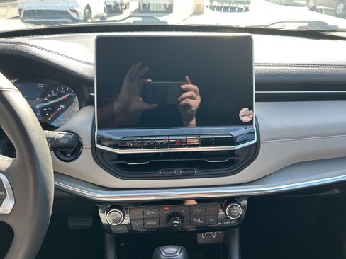 Used 2024 Jeep Compass Limited image 3