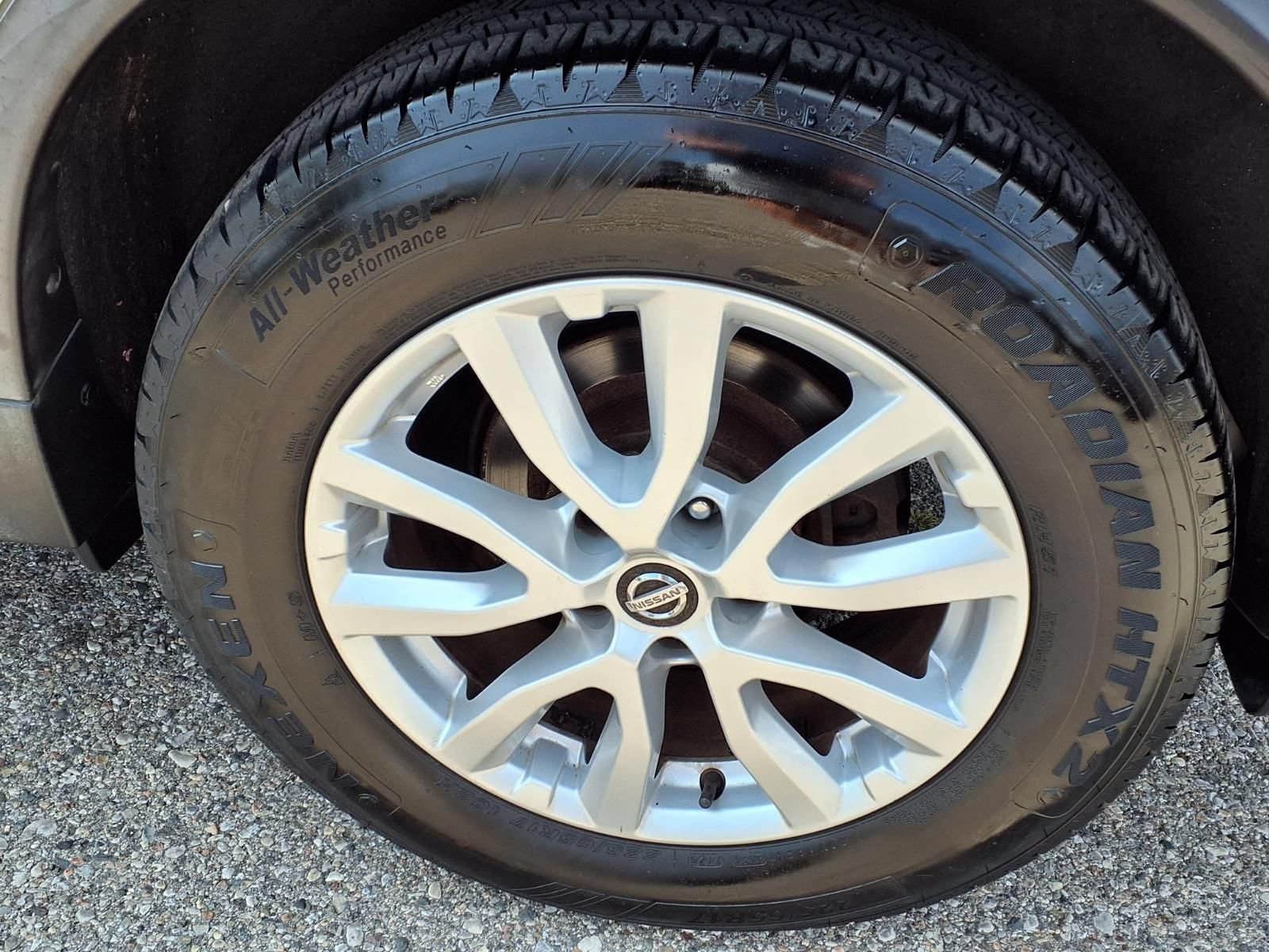 Used 2017 Nissan Rogue SV AWD/4WD image 9