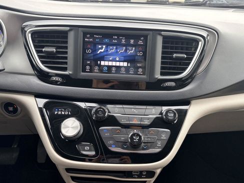 Used 2020 Chrysler Pacifica Touring-L FWD image 18