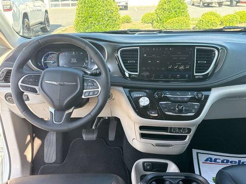 Used 2023 Chrysler Pacifica Touring-L FWD image 16