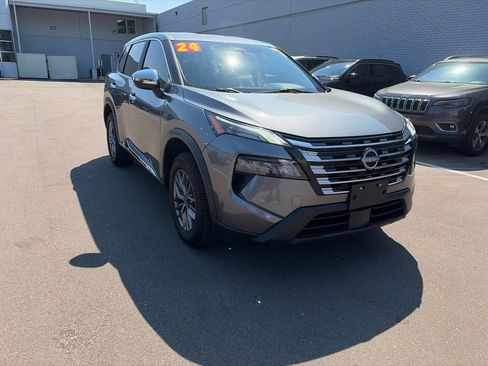 Used 2024 Nissan Rogue S AWD/4WD image 3