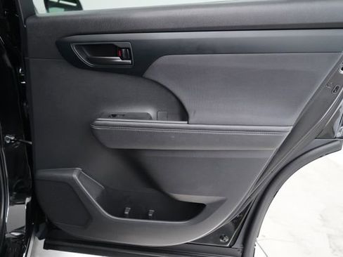 Used 2024 Toyota Highlander LE AWD/4WD image 74