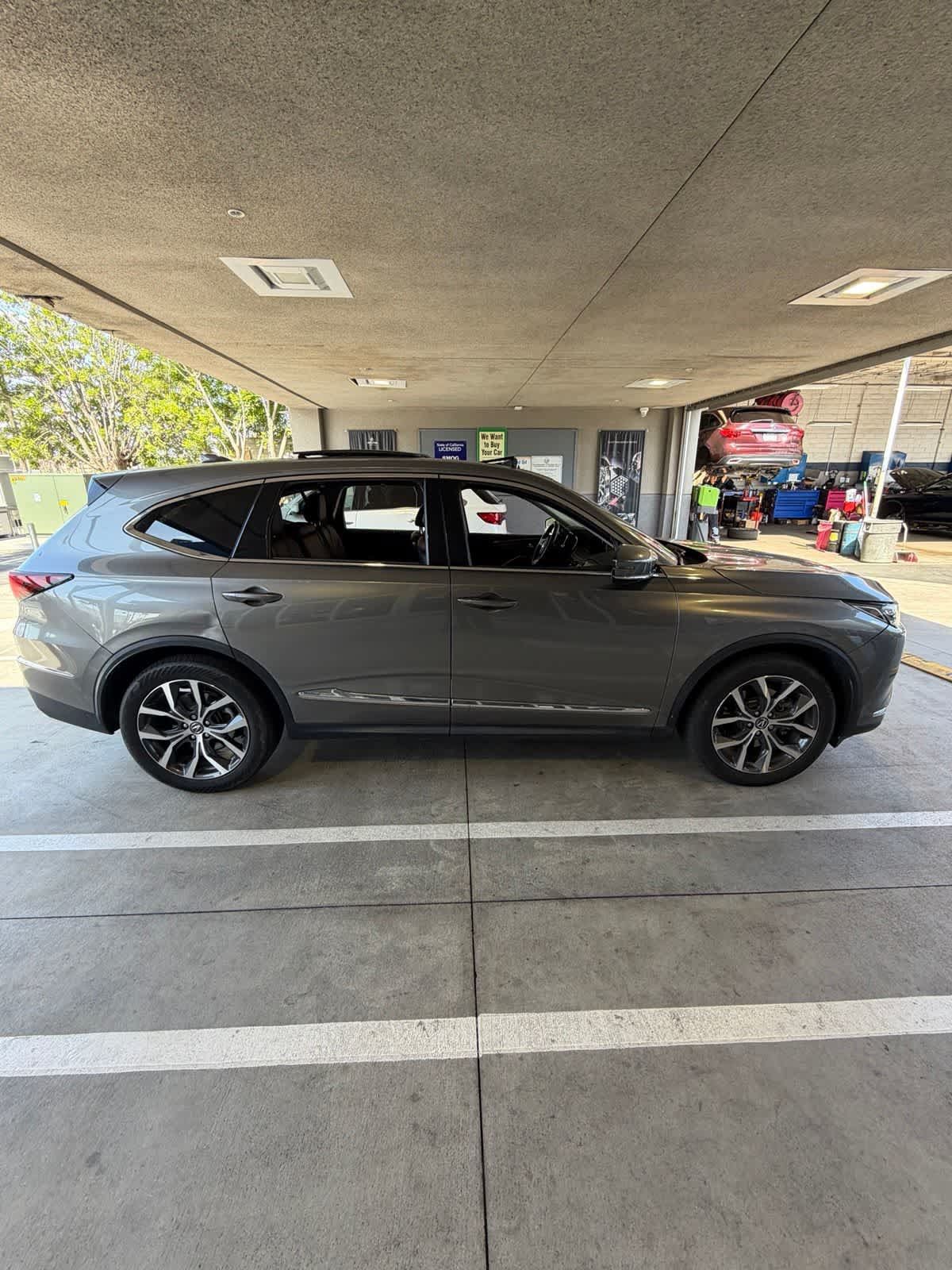 Used 2023 Acura MDX w/ Technology Package AWD/4WD image 4