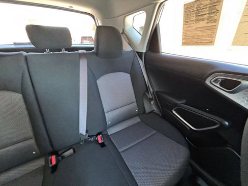 Used 2025 Kia Soul LX w/ LX Technology Package FWD image 34