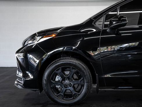 Used 2025 Toyota Sienna XLE Woodland Edition image 12