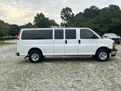 Used 2024 Chevrolet Express 3500 LT w/ LT Preferred Equipment Group RWD image 4