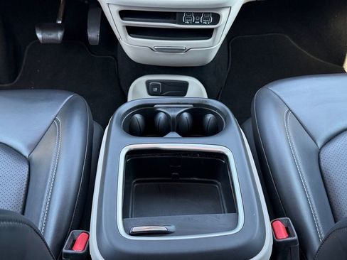 Used 2023 Chrysler Pacifica Touring-L FWD image 19