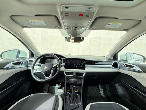 Used 2025 Volkswagen Taos SE image 6