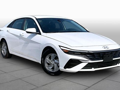 Used 2026 Hyundai Elantra SE FWD image 3