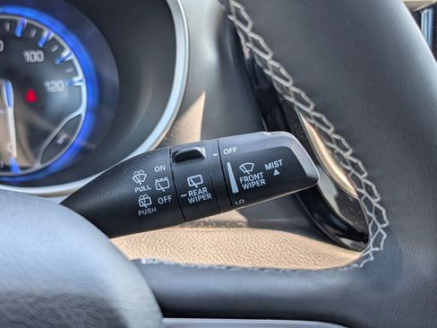 Used 2025 Chrysler Pacifica Select FWD image 32