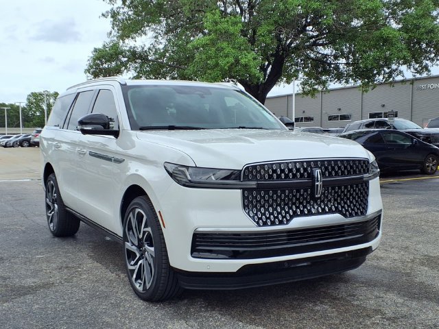New 2026 Lincoln Navigator Reserve AWD/4WD image 4