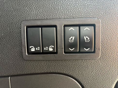 Used 2017 GMC Yukon SLT w/ Premium Edition AWD/4WD image 46