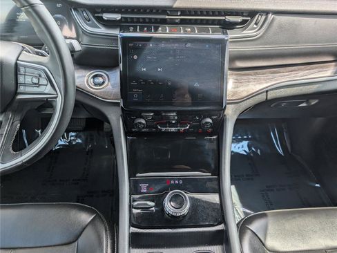 Used 2024 Jeep Grand Cherokee Limited w/ Black Appearance Package AWD/4WD image 19