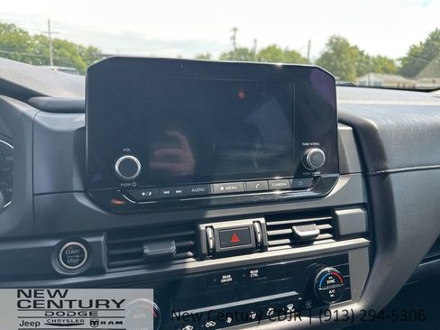 Used 2023 Nissan Pathfinder S image 19