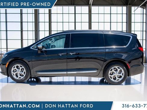 Used 2023 Chrysler Pacifica Limited FWD image 2